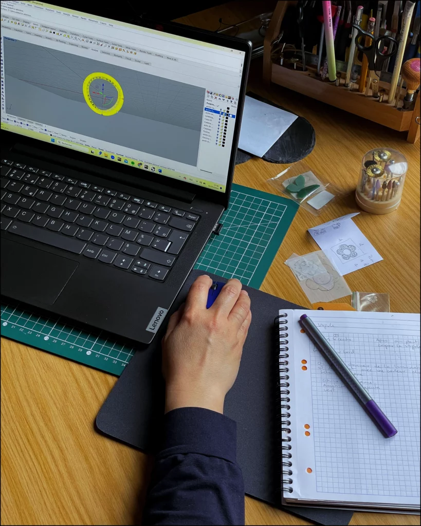 Bijoutier travaillant sur un projet de conception en 3D avec RhinoCeros